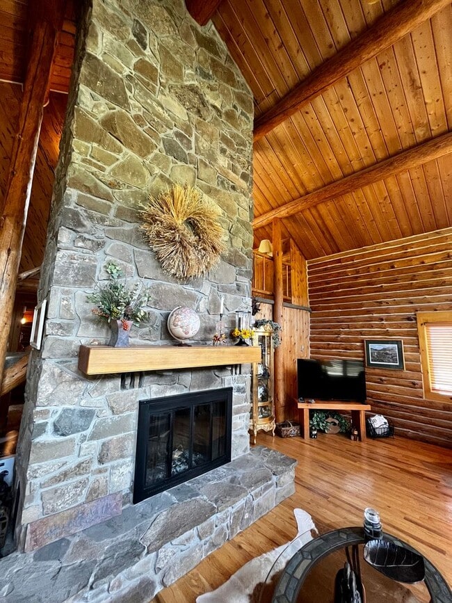 Building Photo - Fully Furnished Cabin Available - 10 Minut...