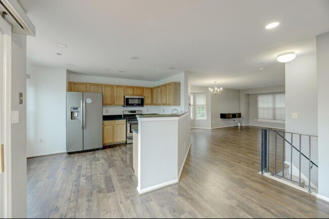 Large Kitchen - 6942 Malachite Pl