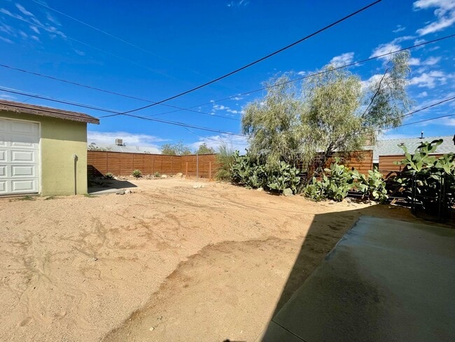 Building Photo - Joshua Tree home with views, views, views....