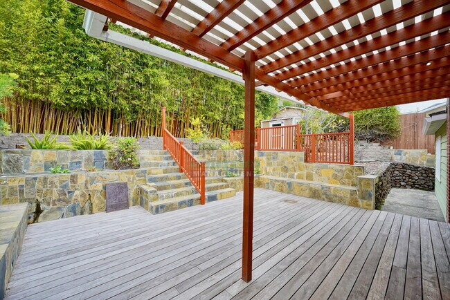 Building Photo - Available Now! 3 Bedroom San Rafael House