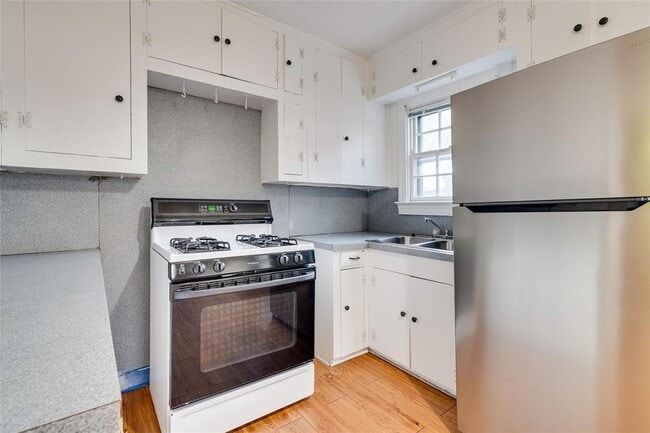 Building Photo - 1011 E 49th St