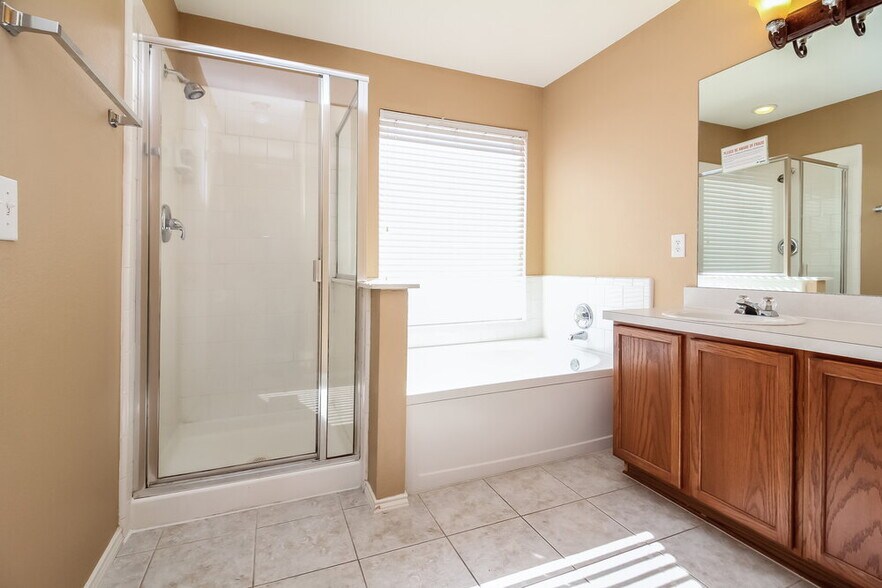 Building Photo - 2204 Tailburton Ct