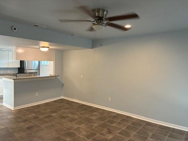 Building Photo - 425 S Oak St