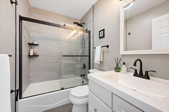 Building Photo - 1214 W School St