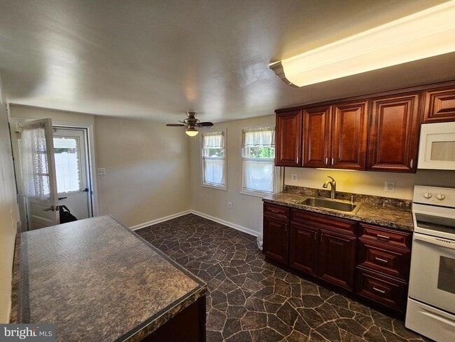 Building Photo - 178 Kingston Park Ln E