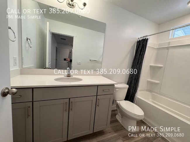 Building Photo - Spacious 3-Bed Townhome with Modern Amenit...