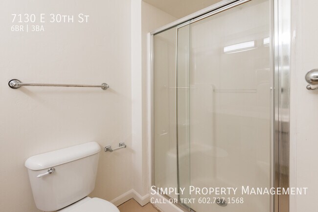 Building Photo - 4 bedroom 2 bath main house with a 2 bed 1...