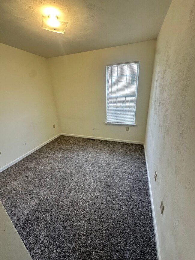 Building Photo - 3 Bed - 3Bath with Den