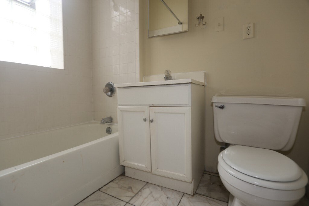 Building Photo - 714 W Barry Ave