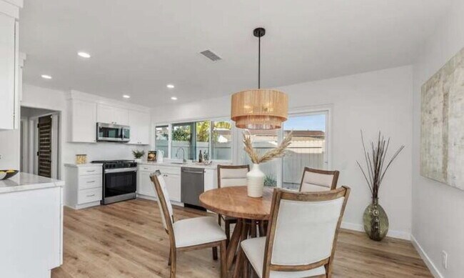 Building Photo - 3808 Vista Campana S