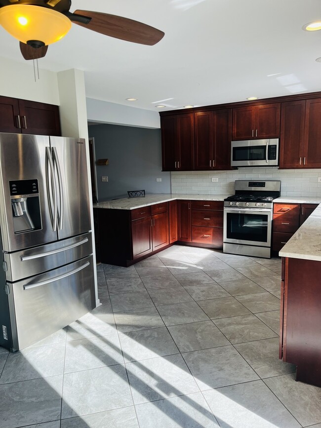 Building Photo - 587 Front St