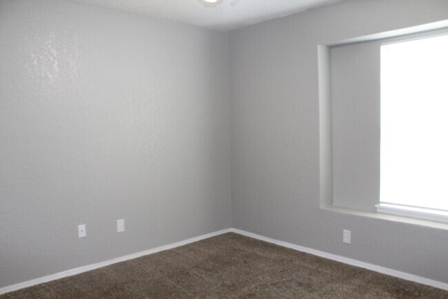 Building Photo - 3 bed 2 bath