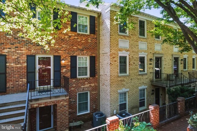 Building Photo - 3217 Sutton Pl NW