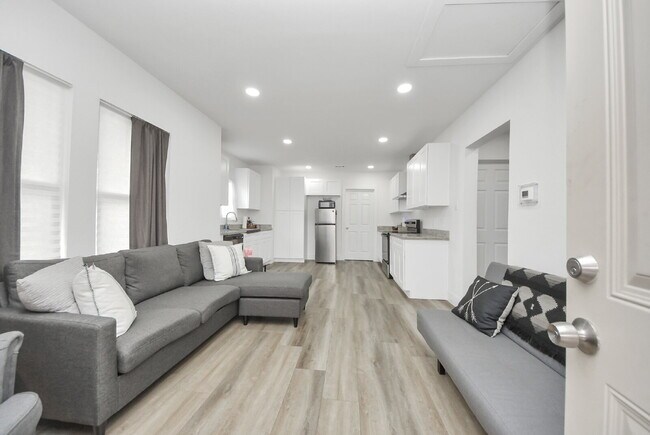Building Photo - Historic Houston Charm with Modern Comfort Built In