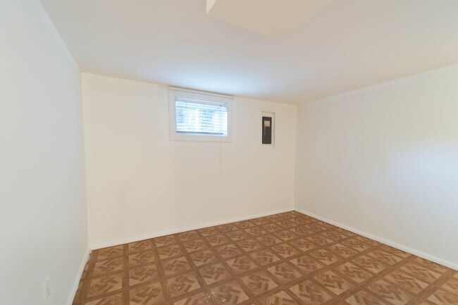 Building Photo - 50's Rambler with 5 BR & 3 BA in One of the Best Locations in Arlington