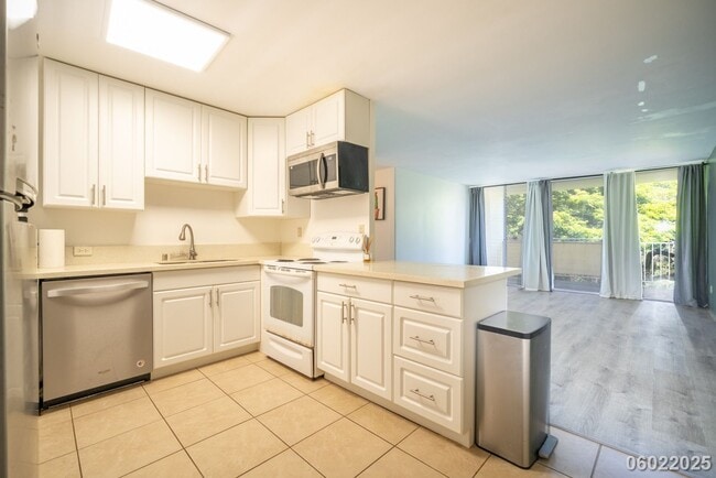 Building Photo - $2,400 /2 Bed /1 Bath / 2 PARKING In beaut...