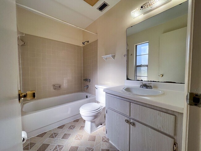 Building Photo - 3BR/2BA House in NW Gainesville  Available Mid-March