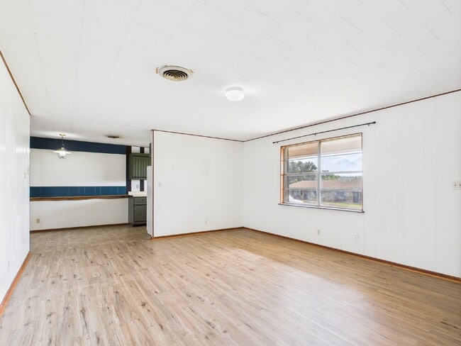 Building Photo - "Charming 1-Bedroom Haven in Fredericksbur...