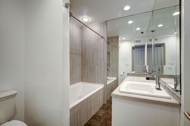 Building Photo - $3200 / Fabulous 2br / 2ba condo (Bankers ...
