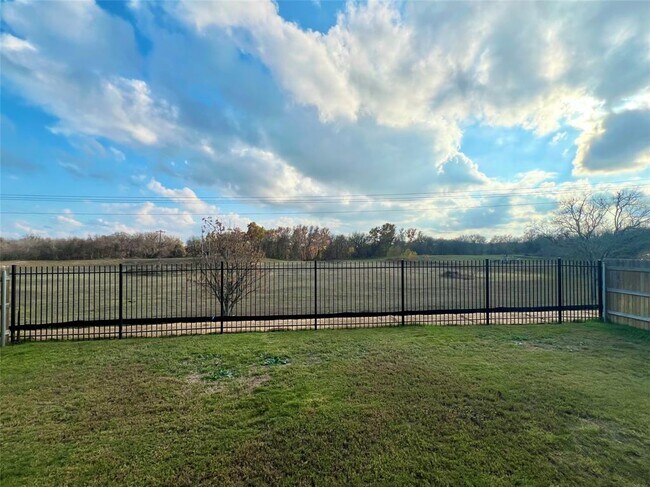 Building Photo - 611 Bluffview Dr.