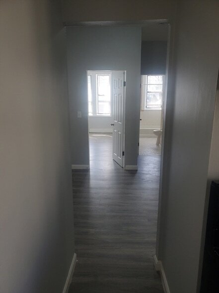 Building Photo - 14 Abbotsford St