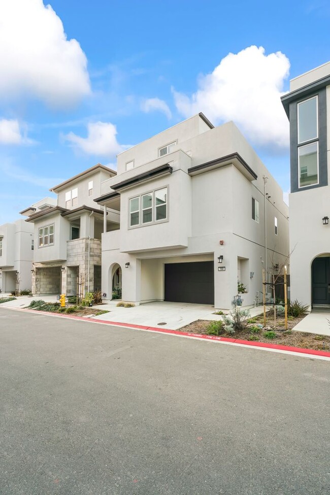 Building Photo - Multi-Level House Built in 2020