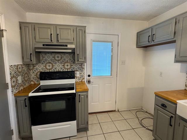 Building Photo - 703 Red Oak Dr