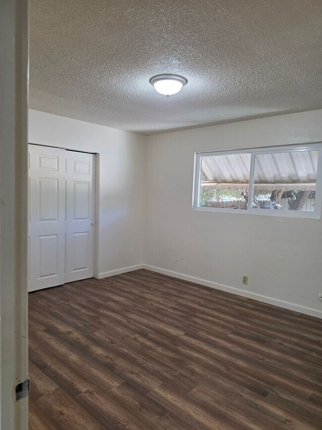 Building Photo - 3 Bedroom 2 Bath