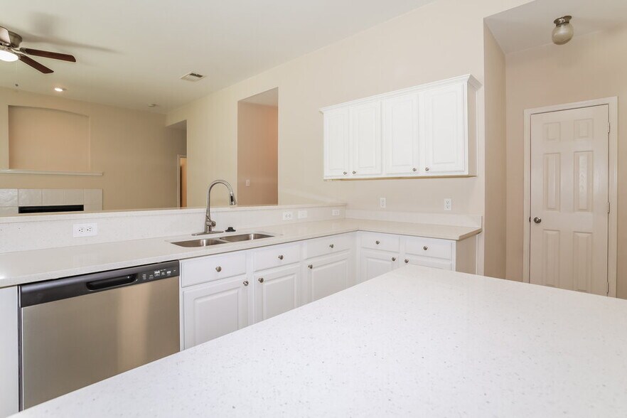 Building Photo - 240 Creekview Dr