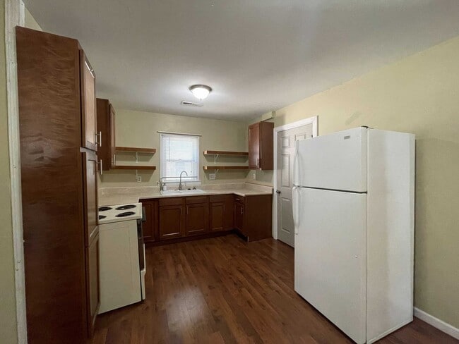 Building Photo - 2 bed, 1 bath with fenced in yard