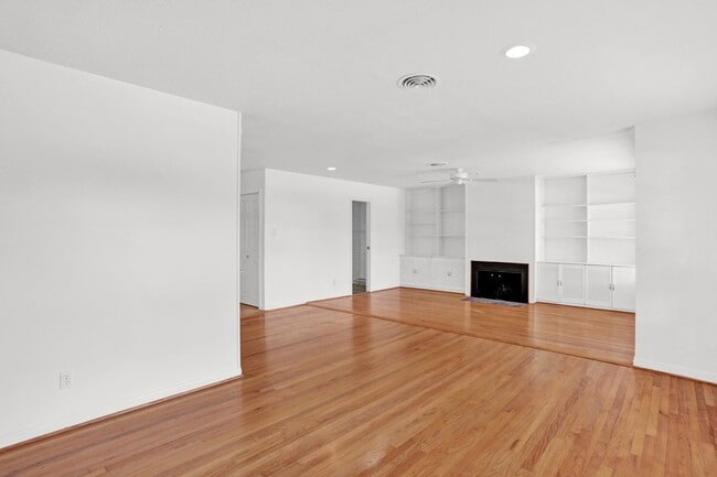 Building Photo - Convenient Living in Dallas – 3BR/2BA Home...