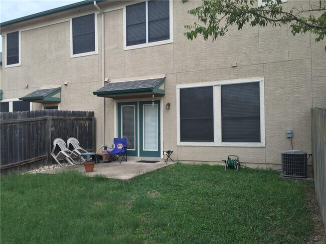 Building Photo - 2100 Pipers Field Dr