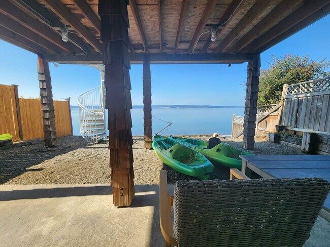 Building Photo - 19118 Soundview Dr NW