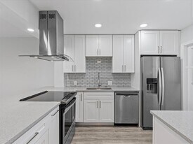 Building Photo - 3150 N Palm Aire Dr