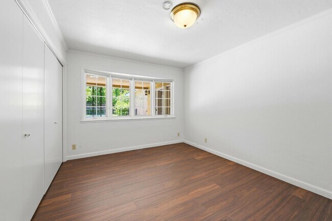 Building Photo - 1825 White Oak Dr
