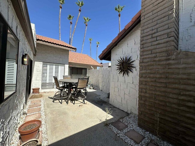 Building Photo - 2350 E Miramonte Cir