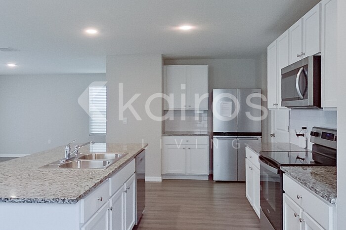 Building Photo - 8650 SW 44th Ct