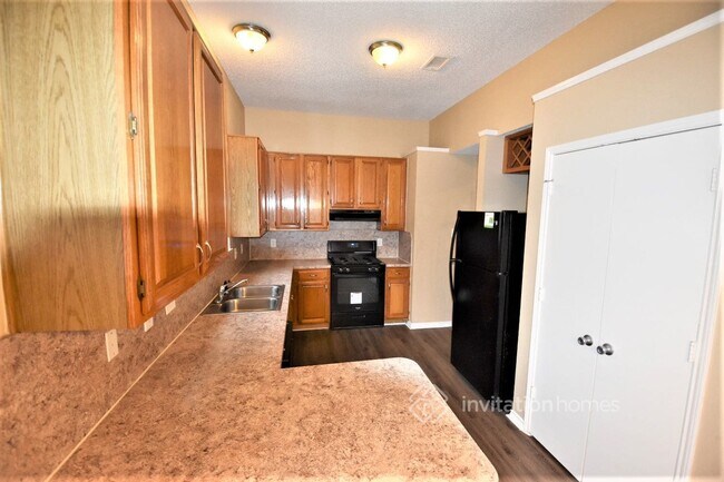 Building Photo - 813 Raintree Ln