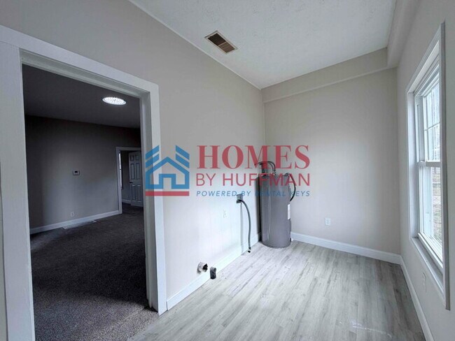 Building Photo - Two Bedroom House | One Bath