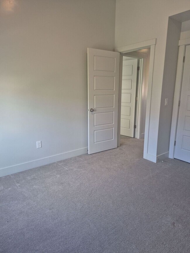 Building Photo - 4051 Cerro Wy