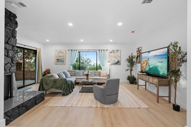 Building Photo - 5048 Bluff Pl