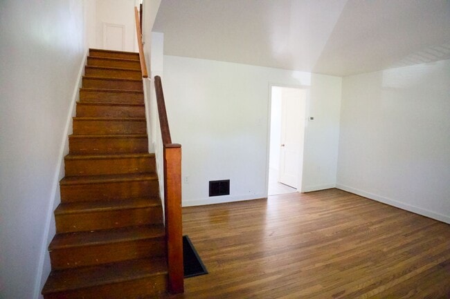Building Photo - Cute & Cozy Interior Rowhome
