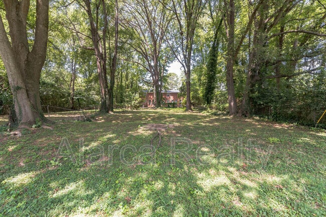 Building Photo - 2438 Finchley Dr