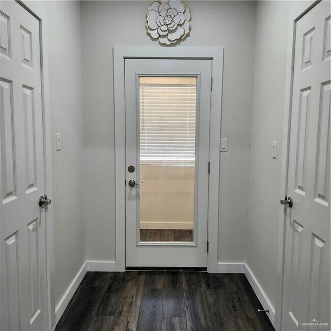 Building Photo - 2914 Chateau St