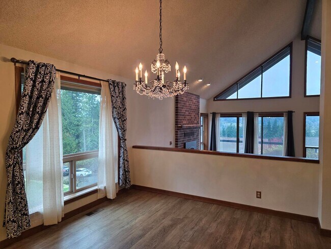 Building Photo - 4 Bedroom Poulsbo Home