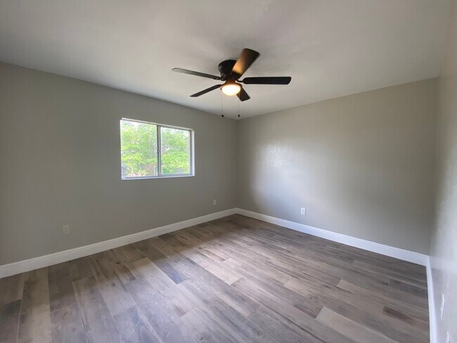 Building Photo - 2210 Marilyn Ln