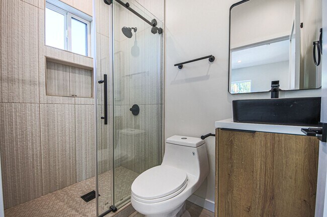 Building Photo - Ultra-Luxury Brand New 2 bed/2.5 bath and ...