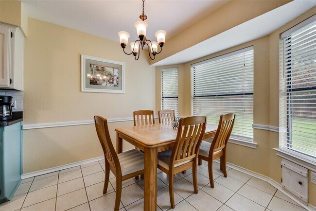 Building Photo - 617 Main St