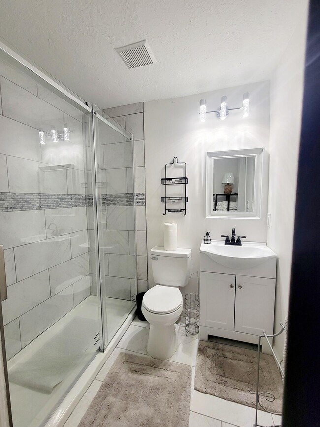 Building Photo - 3228 W Wimbledon Dr