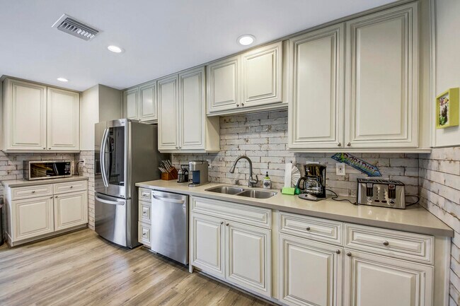 Building Photo - 2230 Tamarisk Rd